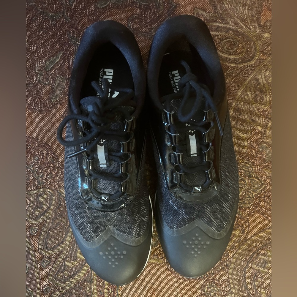 Like new Puma tennis shoes